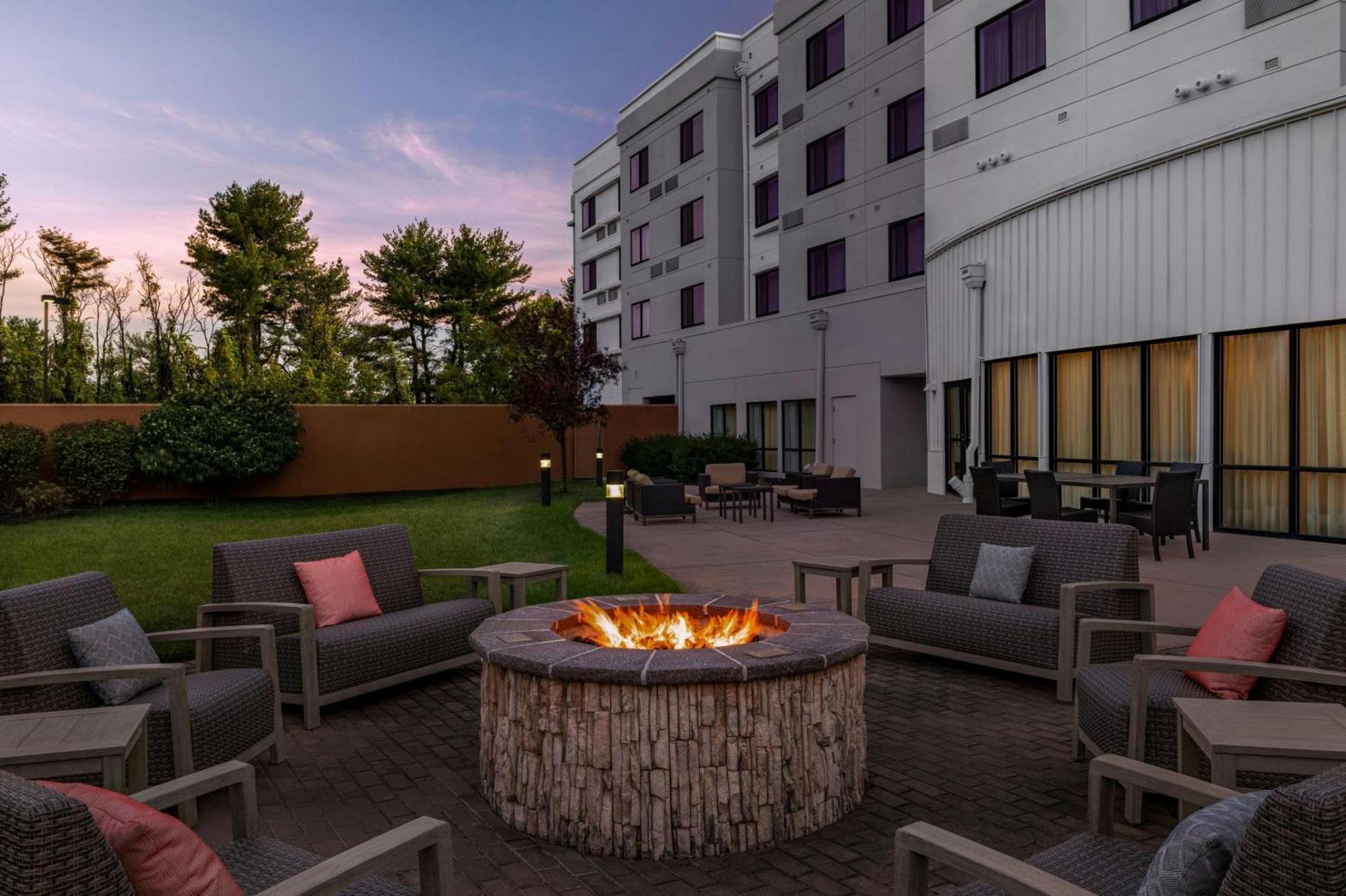 Отель Courtyard Mt. Holly Westampton Экстерьер фото
