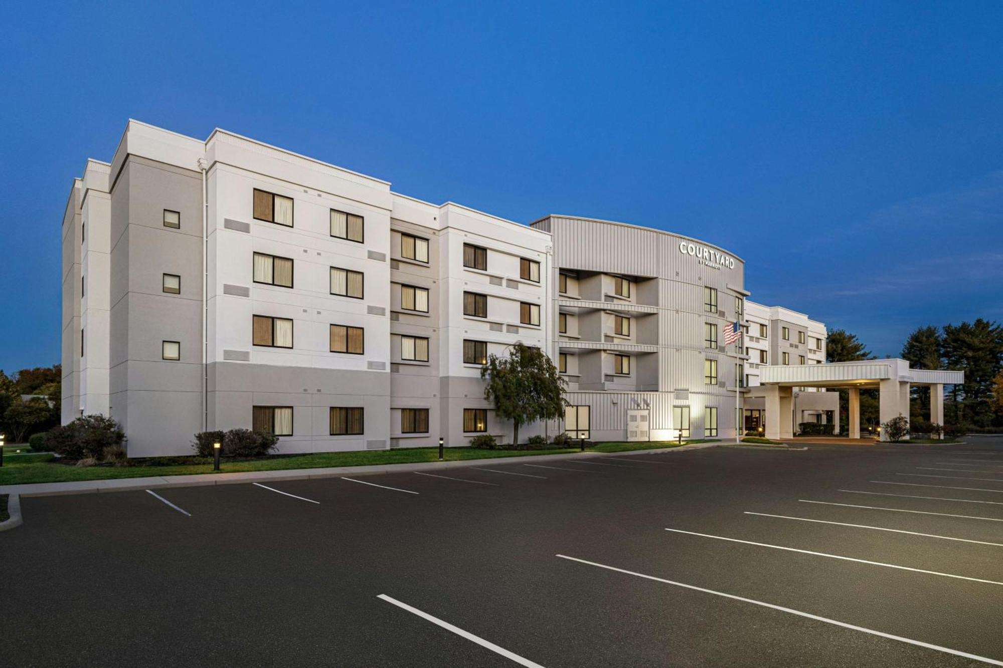 Отель Courtyard Mt. Holly Westampton Экстерьер фото