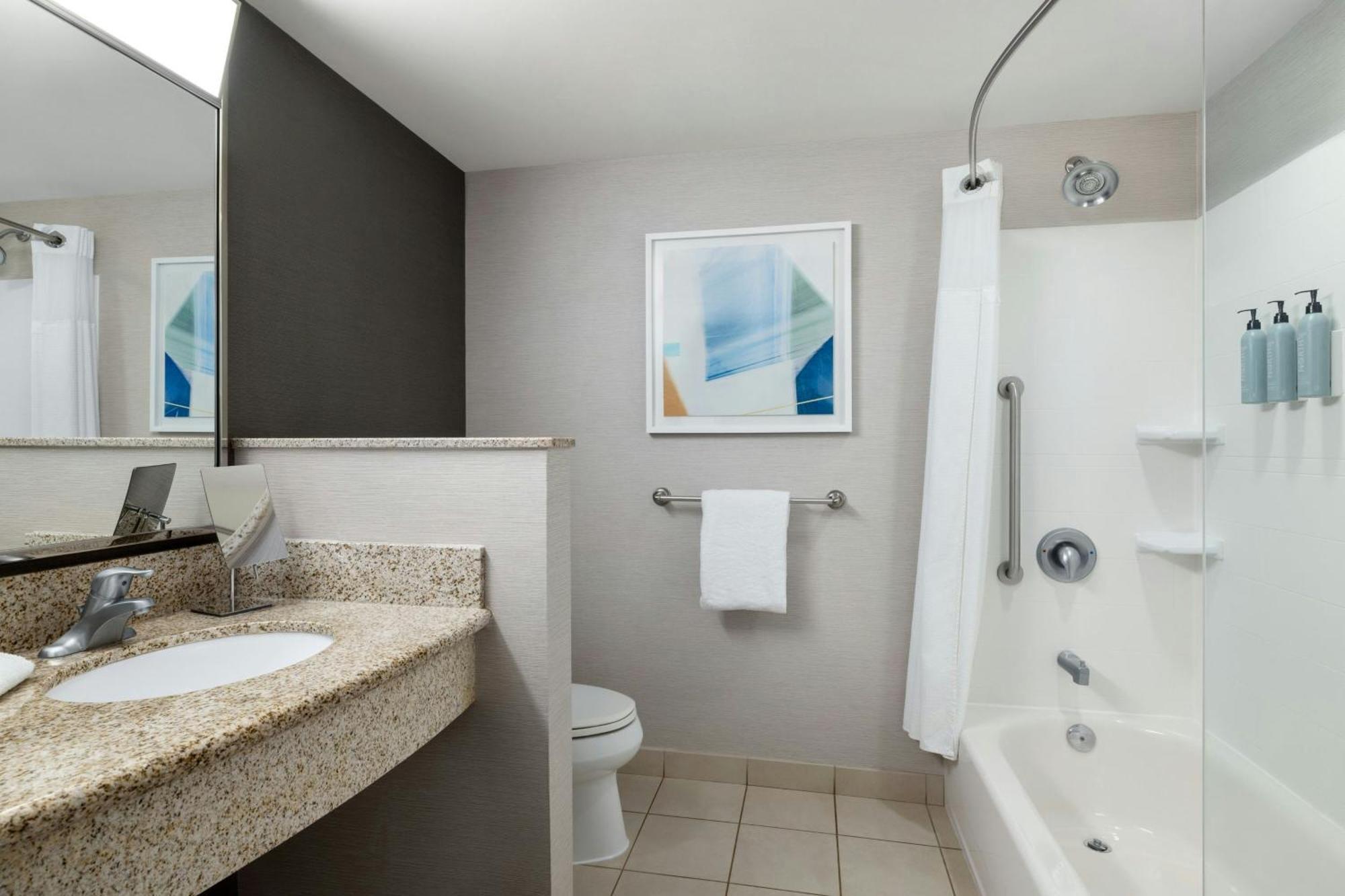 Отель Courtyard Mt. Holly Westampton Экстерьер фото
