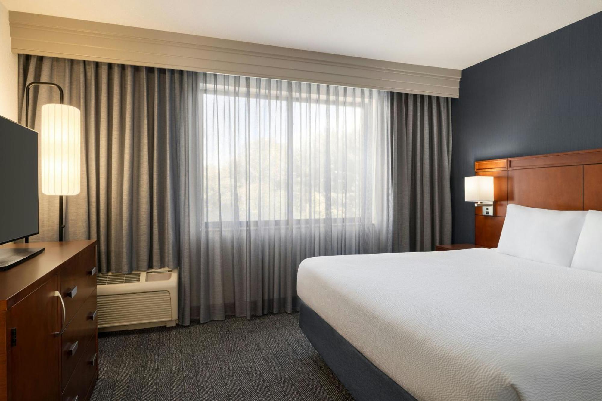 Отель Courtyard Mt. Holly Westampton Экстерьер фото